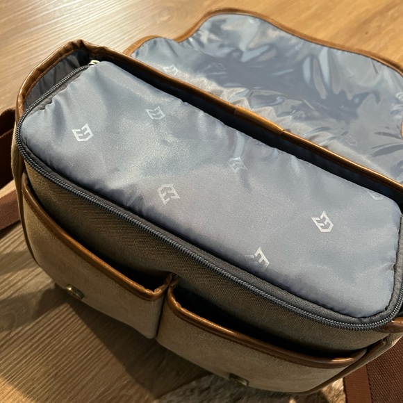 Nikon DSLR D5600 Camera with 18-55mm Lens , Camera Bag, Strap, Battery, Charger - Picture 9 of 10